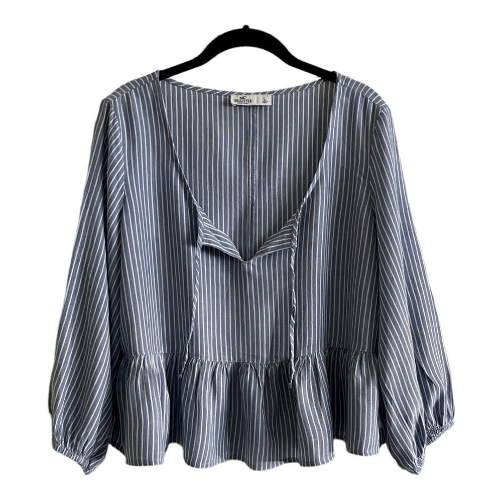 HOLLISTER, NWOT, WOMENS BLUE STRIPE, LONG SLEEVE CROP TOP. SIZE L.
